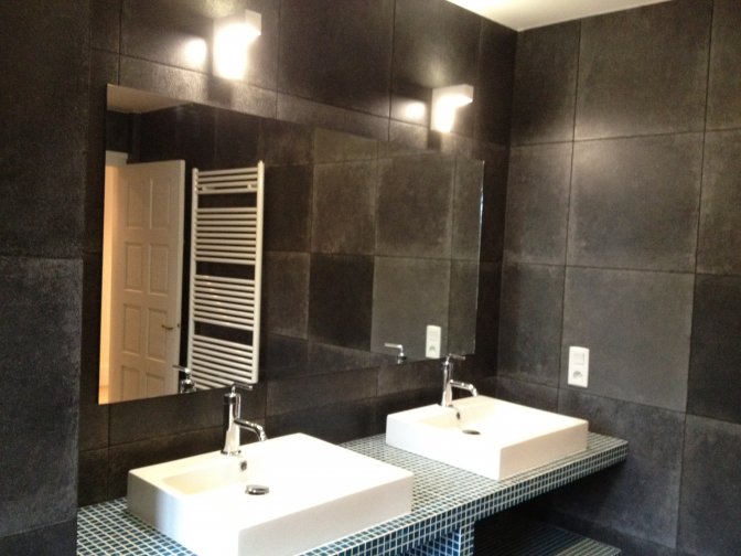 Salle de bain avec carrelage